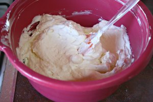 Tort cu crema de mascarpone si fructe de padure