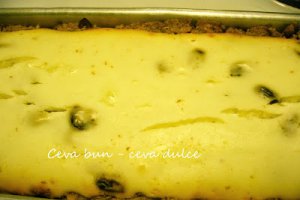 Cheesecake cu ciocolata, stafide si migdale