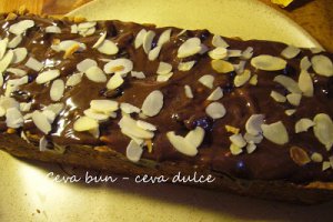 Cheesecake cu ciocolata, stafide si migdale