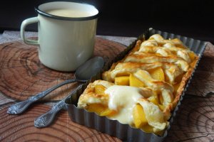 Tarta cu piersici si mango si sos de vanilie