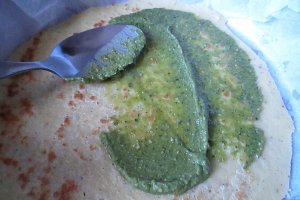 Tort aperitiv cu clatite si pesto