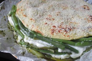 Tort aperitiv cu clatite si pesto
