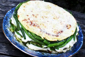 Tort aperitiv cu clatite si pesto