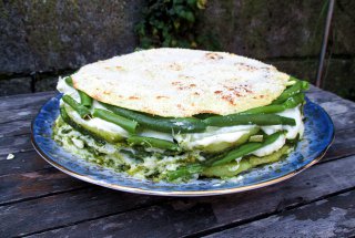 Tort aperitiv cu clatite si pesto