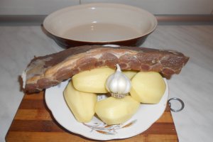 Costita afumata cu cartofi si usturoi la cuptor