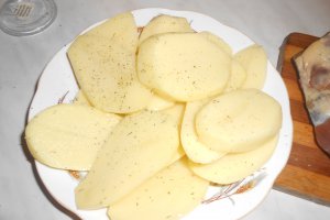 Costita afumata cu cartofi si usturoi la cuptor