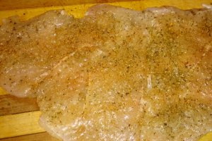 Rulada din piept de pui cu ierburi aromate