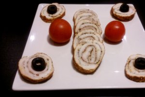 Rulada din piept de pui cu ierburi aromate
