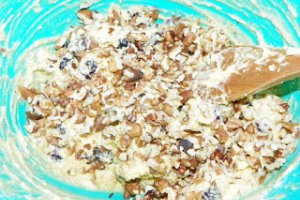 Napolitane cu nuca, stafide, rahat, merisoare, glazurate cu crema de cacao