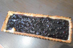Tarta cu coacaze negre pe blat de cocos