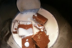 Tort de clatite cu glazura de ciocolata si banane