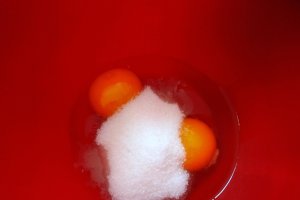 Tort de clatite cu glazura de ciocolata si banane