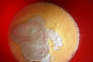 Tort de clatite cu glazura de ciocolata si banane