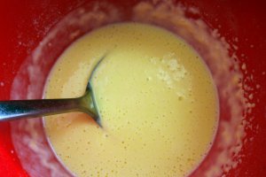 Tort de clatite cu glazura de ciocolata si banane