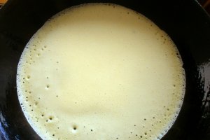 Tort de clatite cu glazura de ciocolata si banane