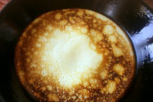 Tort de clatite cu glazura de ciocolata si banane