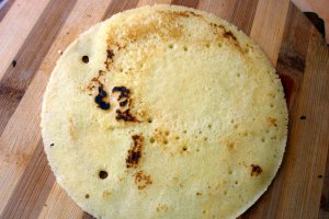 Tort de clatite cu glazura de ciocolata si banane