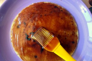 Tort de clatite cu glazura de ciocolata si banane