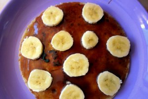 Tort de clatite cu glazura de ciocolata si banane