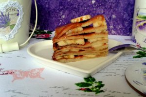 Tort de clatite cu glazura de ciocolata si banane