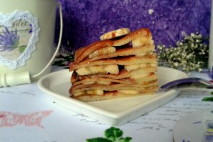 Tort de clatite cu glazura de ciocolata si banane