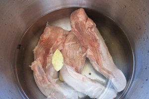 Limba de porc cu bulion si masline