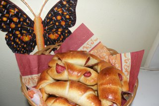 Aperitiv cornuri cu salam si cascaval Delaco