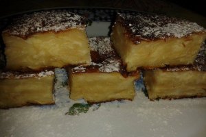 Desert placinta cu iaurt si sirop de portocala