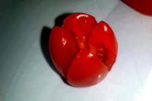 Lalele  din rosii cherry cu branza kiri