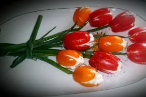 Lalele  din rosii cherry cu branza kiri