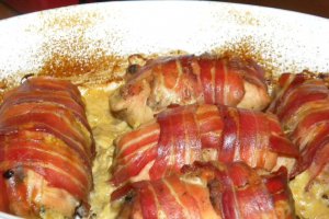 Rulouri din piept de curcan cu ciuperci si bacon