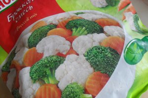Pulpe de pui cu legume asortate