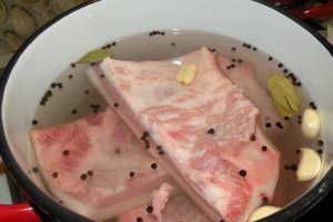 Slanina fiarta cu boia si usturoi