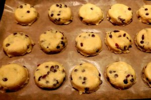 Biscuiti cu goji si fulgi de ciocolata