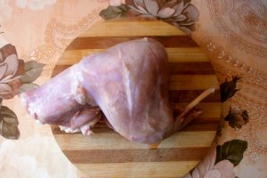 Penne rigate cu iepure, ciuperci si mazare in sos de rosii cu usturoi