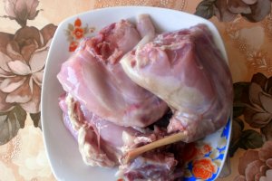 Penne rigate cu iepure, ciuperci si mazare in sos de rosii cu usturoi