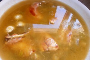 Penne rigate cu iepure, ciuperci si mazare in sos de rosii cu usturoi