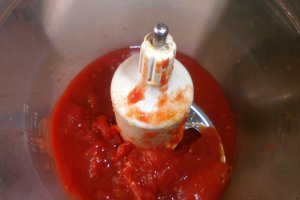 Penne rigate cu iepure, ciuperci si mazare in sos de rosii cu usturoi