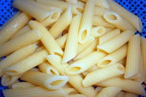 Penne rigate cu iepure, ciuperci si mazare in sos de rosii cu usturoi