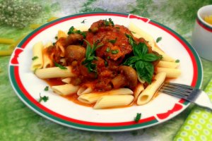 Penne rigate cu iepure, ciuperci si mazare in sos de rosii cu usturoi