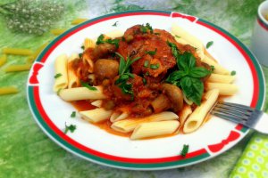 Penne rigate cu iepure, ciuperci si mazare in sos de rosii cu usturoi