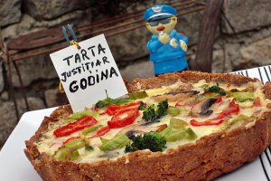 Tarta cu blat de sticksuri Justitiarul Godina