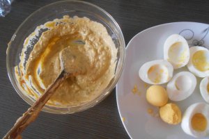 Oua umplute cu avocado