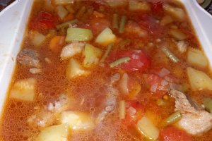 Mancare cu legume si carne de porc
