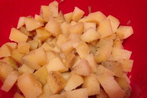 Salata de cartofi cu carnaciori si maioneza