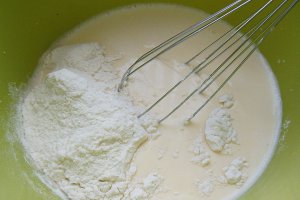 Rulouri de clatite cu sunca si branzeturi