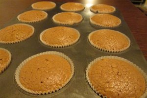Briose brownie cu crema de ciocolata alba