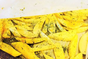Cartofi aurii cu usturoi si marar