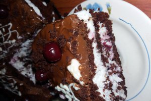 Tort cu crema de frisca si ciocolata