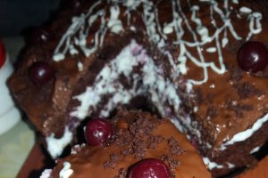 Tort cu crema de frisca si ciocolata
